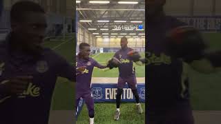 🤣 Idrissa Gana Gueye et Michael Keane se sont réconciliés... sur le ring ! 🥊 #shorts