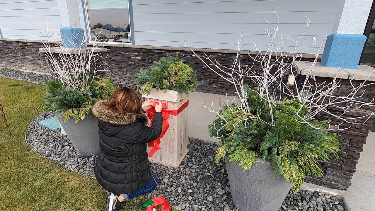 Spreading Some Holiday Cheer with a Few Simple Winter Containers!
