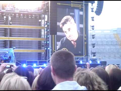 Progress Live 2011: Robbie Talks To A Fan In The Front Row At Croke Park (19 June)