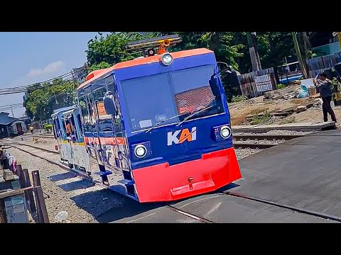 INI KERETA ATAU BUS? KOQ JALAN DI REL?!