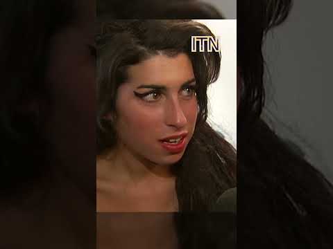 Amy Winehouse Calls Out Rude Reporter (2007)