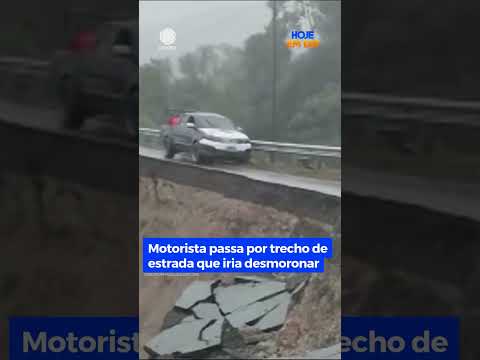 Motorista passa por trecho de estrada que iria desmoronar na Malásia #HojeEmDia #Shorts