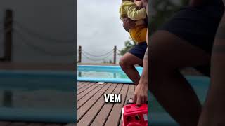 Minha namorada NÃO deixou eu entrar na piscina… mas meu filho me SALVOU 😂🚗💦 #shorts