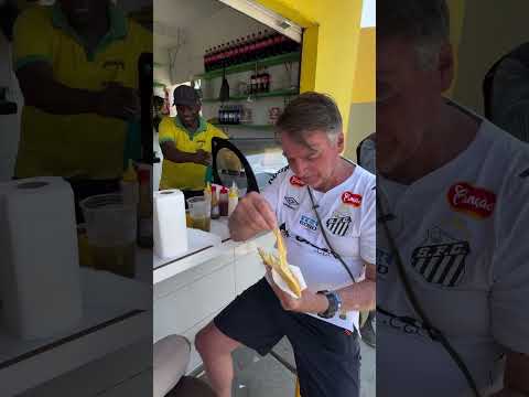 Bolsonaro comendo pastel