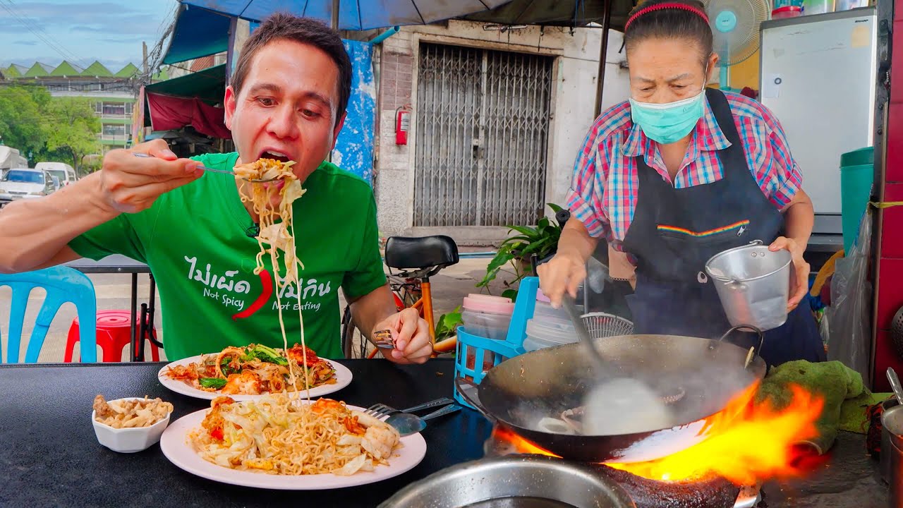 Thai Street Food - 5 MUST EAT Thai Fried Noodles in Bangkok!
