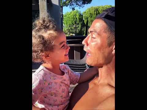 Ronaldo imitates his daughter..😁😂