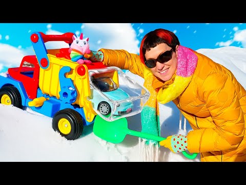 Lernvideo für Kleinkinder. Kapuki Autos für Kinder. Elektroauto steckt im Schnee fest