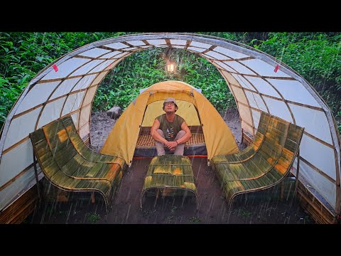 CAMPING BUSHCRAFT HEAVY RAIN - MAKE A SHELTER AND A SEAT TO RELAX ENJOYING THE SOUND OF RAIN