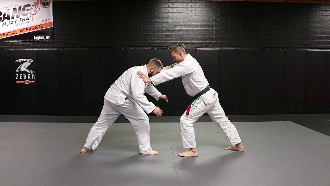 Tackle defense (with knee strike)