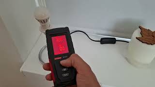 Jaké hodnoty nízkofrekvenčních elektrických polí může vykazovat stolní lampička
