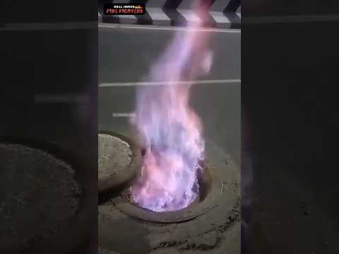 மூடியை திறந்தவுடன் வந்த விஷவாயு 🫨🫨🫨🫨 மயிரிழையில் உயிர் தப்பிய ஊழியர் 😲😲😲😲 save people 😇😇😇😇