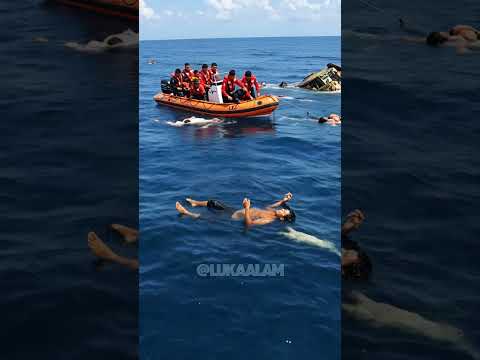 Detik Detik Penyelamatan! Tim SAR Evakuasi Pria Lemas Setelah Terombang Ambing di Laut!!!