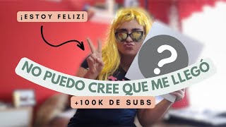 Mujer se pone muy feliz mientras abre una caja