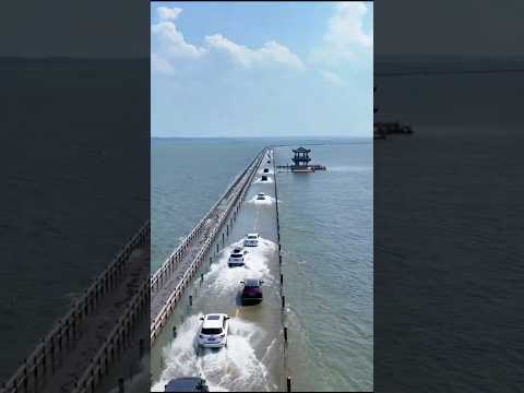 পানির ওপর দিয়ে গাড়ি চলার এই রাস্তা দেখেছেন? 😱🚗🌊 #shorts #AmazingRoads #WaterRoad