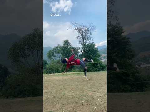 Đá bóng kiểu #giaitri #funny #haihuoc #xumco #xuhung #xuhuongtiktok