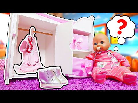 I vestiti di Baby Annabelle spariscono dalla scatola! 🤯😲 Ci serve un armadio più grande! 👚
