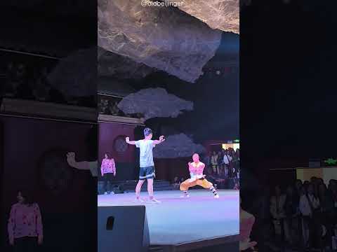 パフォーマンス 舞台 観客 招待 男 挑戦