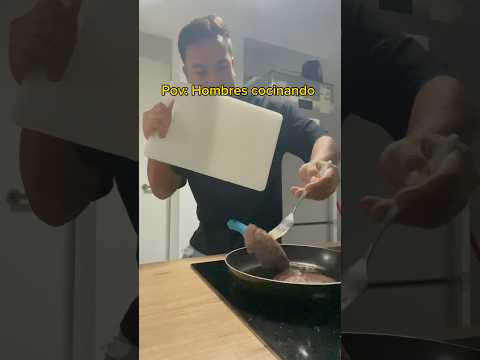 Hombres cuando están cocinando #hombrescocinando #cocinar #estudiantes #hamburgesa #universitario