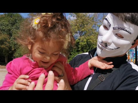 Hello Neighbor Lunaparkta maskesini düşürmüş kendisi nerede acaba. Hirayı mı Kovalıyor. Funny Kids