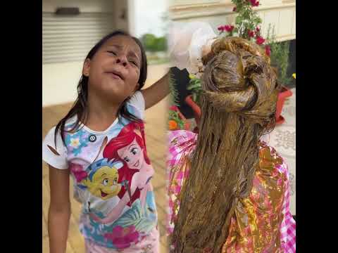 Niña buena regalo su bolso a quien más lo necesitaba