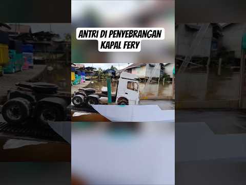 Puluhan Truk Antri Berjam jam untuk naik kapal fery