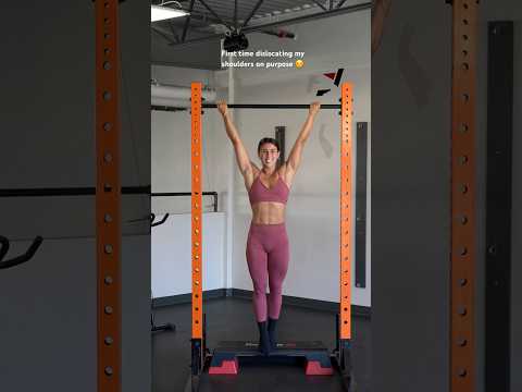 Dislocating my shoulders for the first time (Gymnastics Dislocate)