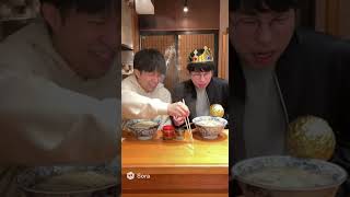 ラーメン屋ではしゃぐひと
