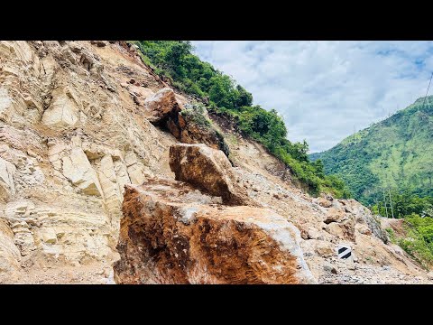 कालिगण्डकी करिडोरमा यसरी खस्यो पहिरो, घर जत्रा ढुंगा सडकमा