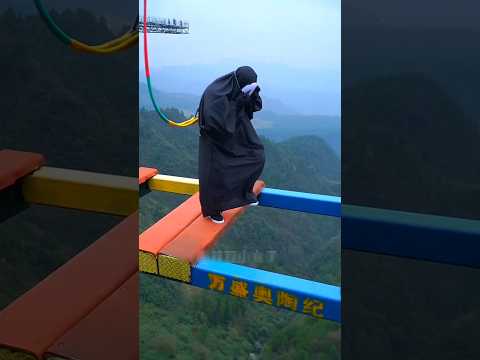ये सभी पागल लोग लकड़ी के पटरी पर क्यों दौड़ रहे हैं #shorts #ytshorts #shortsviral