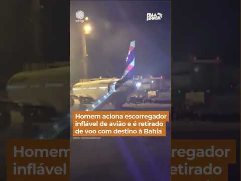 Homem aciona escorregador inflável de avião e é retirado de voo #Shorts #FalaBrasil