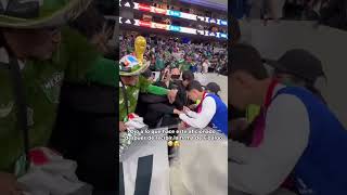 🇲🇽🇵🇹 ¡SINVERGÜENZA! Aficionado le arrebata  su marcador a Fidalgo mientras firmaba a otros.
