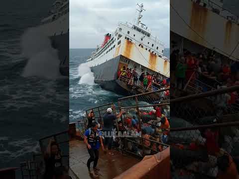 Detik Detik Mencekam! Kapal Dihantam Gelombang Tinggi Saat Berhenti di Laut!!!!