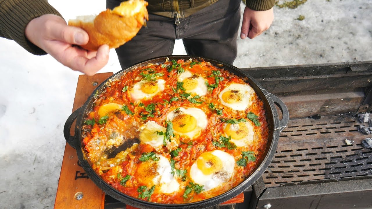 Шакшука в сковороде на огне