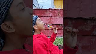 Papa telan permen bulat