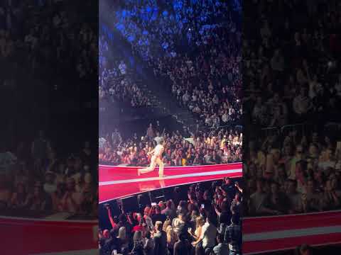 This Is How You Start A Show! Benson Boone “I Wanna Be the One You Call” -  Live In Las Vegas!