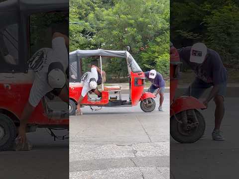 La moto dañada 😂