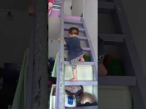 em Boy trèo cầu thang