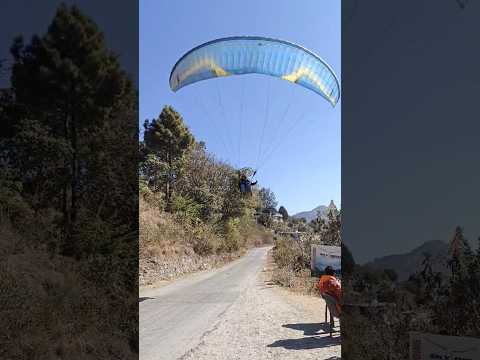 Tree 🌲 lainding kaha gaya ya #viralvideo #paragliding #subscribe #travel #explore #trending #bhimtal