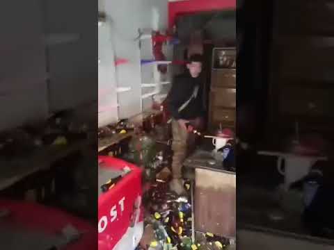 متداول: مسلحون من السلطة المؤقتة "الجيش العربي السوري" يكسرون محل لبيع الكحول في الشيخ مقصود بحلب