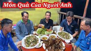 Rắn Mối Xào Bông Điên Điển, Chuột Đồng Chiên Nước Mắm Cả Team Vui Mừng Nhận Quà | BLĐT