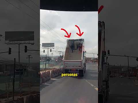 Levantó la tolva para sacar dos polizones de su trailer #trucks #trailers #camioneros #camiones