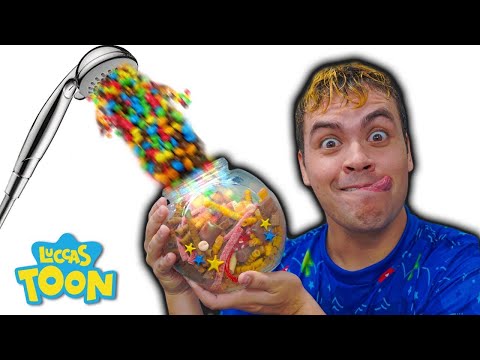 ¡Atrapé a Luccas con caramelos en la ducha! 😱 LUCCAS TOON en Español - LUCCAS NETO