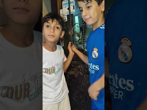 دينيز كان هربان من أبوه 😰 رفقاتو شافوه وساعدوه بسرعة😱