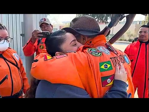 MEXICANA ABRAZA A LOS TOPOS Y EL CHINO SE ROMPE ! "SUS PADRES LE ENSEÑARON A AMAR A MÉXICO"