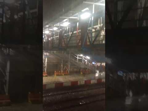 रात को पानी में भीगता हुआ स्टेशन 😍