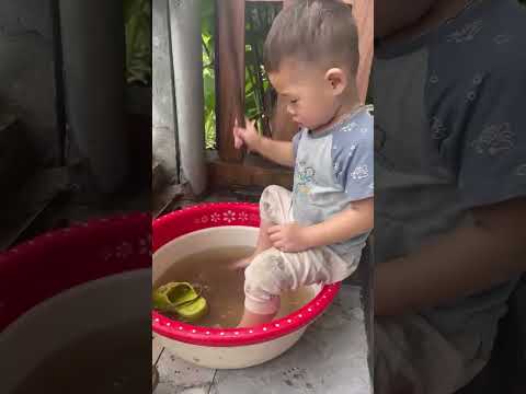 Bé yêu tự rửa dép sau khi đi chơi vườn về