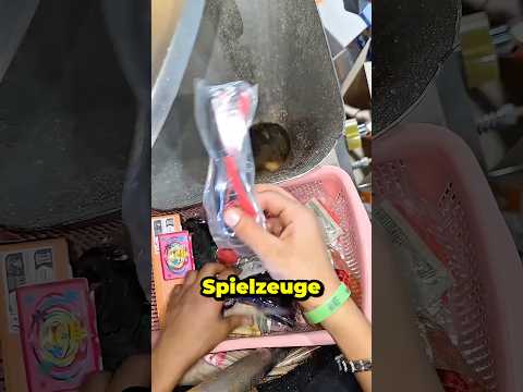 Er steckt Spielzeug in alle Chipstüten