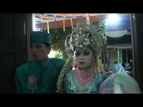 Pengantin Turun dari Pelaminan di Sesion Busana Terakhir