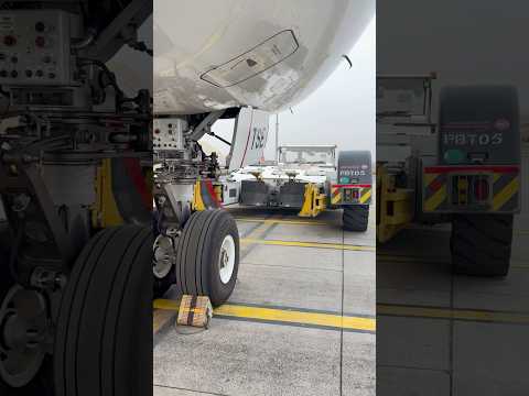 Taxi boat lifting the nose landing gear #towbarless #nosewheel #aviation