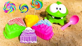 🍭 Hacemos un pastel de arena con Om Nom 🍭 Juegos con arena. Videos de juguetes para niños